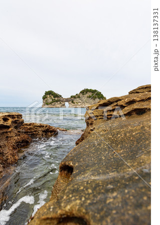 和歌山県白浜町のシンボル 円月島 和歌山県白浜町のシンボル 円月島 138137331