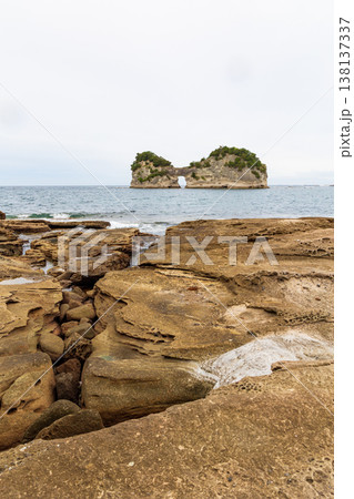 和歌山県白浜町のシンボル 円月島 和歌山県白浜町のシンボル 円月島 138137337