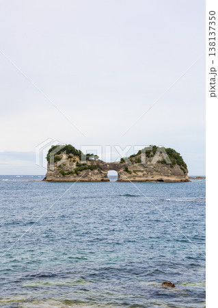 和歌山県白浜町のシンボル 円月島 和歌山県白浜町のシンボル 円月島 138137350