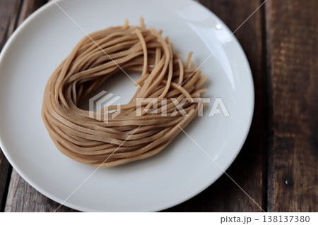 茹でる前のヘルシー玄米麺 グルテンフリー麺 茹でる前のヘルシー玄米麺 グルテンフリー麺 138137380