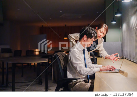 遅い時間に仕事のダメ出しをする女性の上司 遅い時間に仕事のダメ出しをする女性の上司 138137384