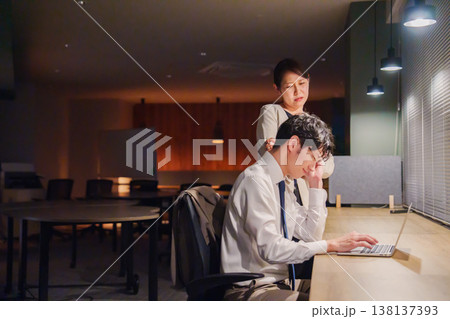 遅い時間に仕事のダメ出しをする女性の上司 遅い時間に仕事のダメ出しをする女性の上司 138137393