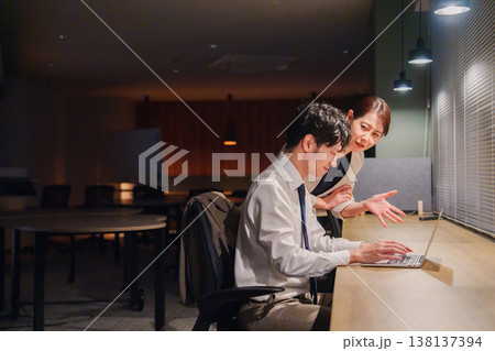 遅い時間に仕事のダメ出しをする女性の上司 遅い時間に仕事のダメ出しをする女性の上司 138137394