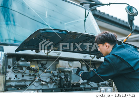 大型トラックの始業点検 138137412