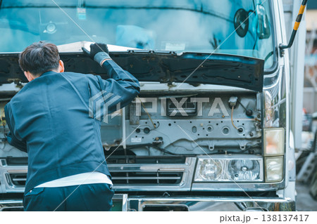 大型トラックの始業点検 138137417