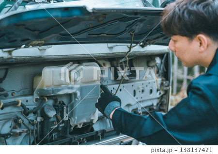 大型トラックの始業点検 138137421
