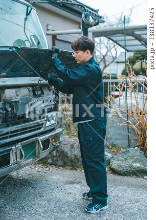 大型トラックの始業点検 138137425