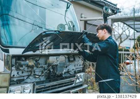 大型トラックの始業点検 大型トラックの始業点検 138137429