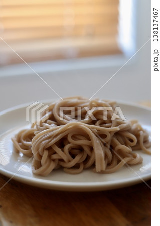 茹でたてのヘルシー玄米麺　グルテンフリー麺 138137467