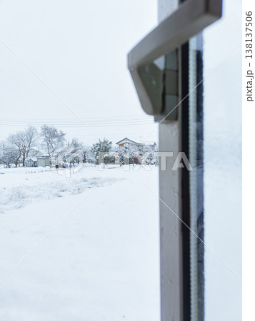 窓を開けたら雪景色 窓を開けたら雪景色 138137506