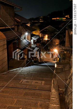 京都・夜の産寧坂(三年坂) 京都・夜の産寧坂(三年坂) 138137507