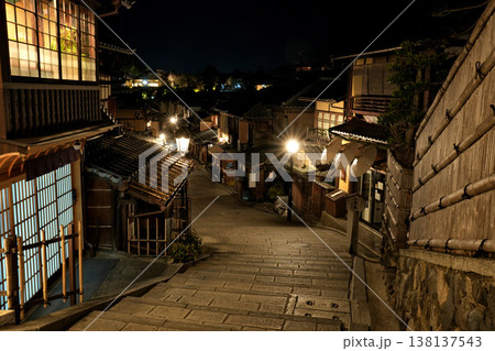 京都・夜の二寧坂(二年坂) 京都・夜の二寧坂(二年坂) 138137543