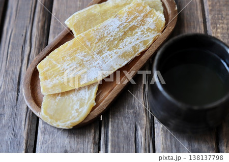 茨城産の平干し干し芋と温かい緑茶 茨城産の平干し干し芋と温かい緑茶 138137798