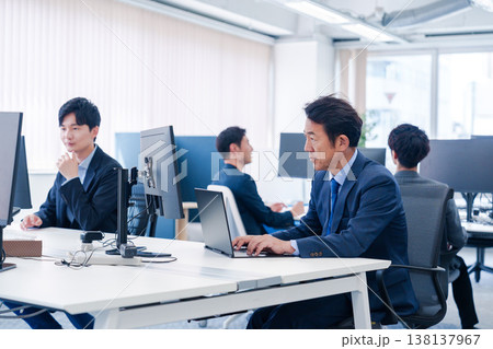 明るいオフィスで働く男性会社員 138137967
