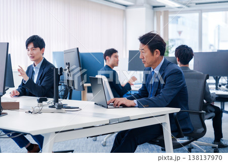 明るいオフィスで働く男性会社員 明るいオフィスで働く男性会社員 138137970