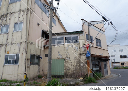 廃墟となったビル 138137997