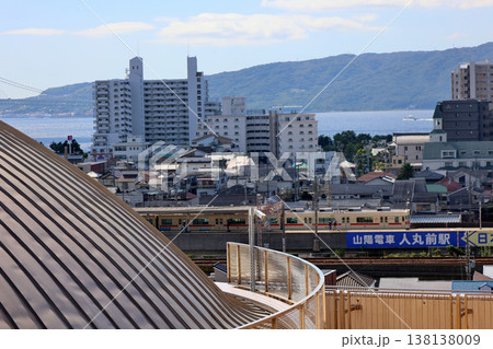 プラネタリウム越しに見る　山陽電車　人丸前駅 138138009