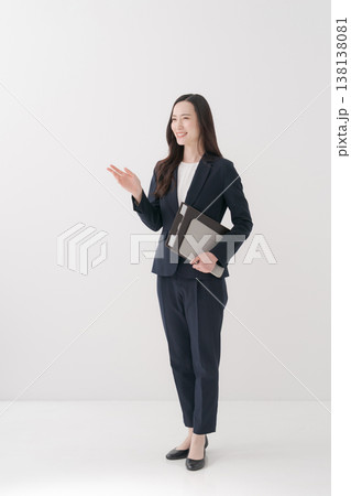 紹介をする笑顔のビジネスウーマン 138138081