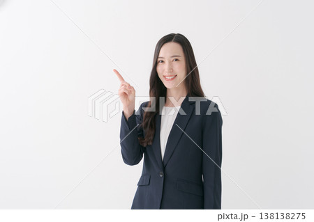 指差しをする笑顔のビジネスウーマン 138138275