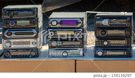 Car radio players sold on market 138138297