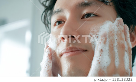 泡洗顔をする爽やかな男性の顔のクローズアップ 138138322