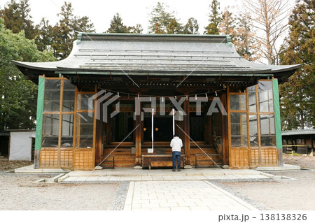 【米沢市　松が岬公園「上杉神社」拝殿】 138138326