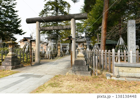 【米沢市 松が岬公園「松岬神社」参道鳥居と社号標】 【米沢市 松が岬公園「松岬神社」参道鳥居と社号標】 138138448