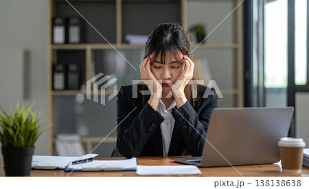 オフィスで頭を悩む日本人女性02 138138638