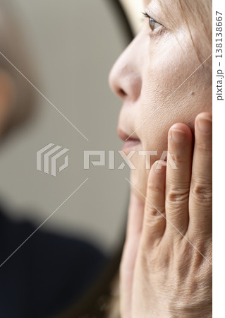 加齢によるシワやたるみに悩むシニア女性 138138667