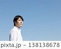 屋外　空バック　男性ポートレート 138138678