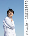 屋外　空バック　男性ポートレート 138138679