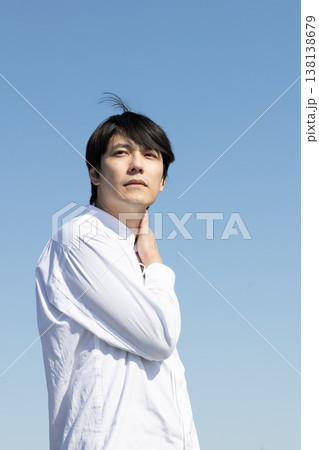 屋外　空バック　男性ポートレート 138138679