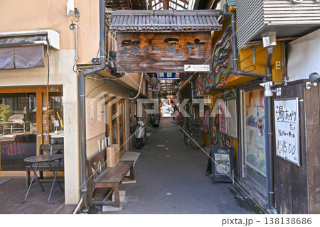 【大分県/別府温泉】竹瓦小路の入口看板と路地の風景 【大分県/別府温泉】竹瓦小路の入口看板と路地の風景 138138686