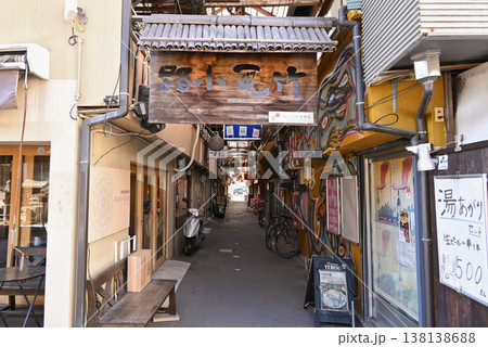 【大分県/別府温泉】竹瓦小路の入口看板と路地の風景 138138688