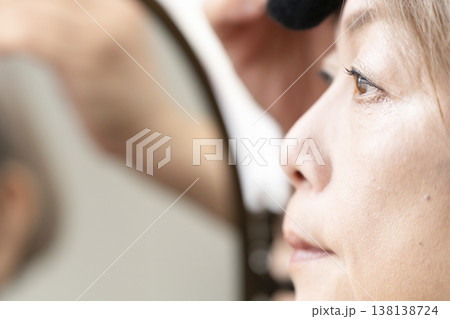 化粧をするシニア女性　メイクアップをするシニア女性 138138724
