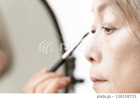 化粧をするシニア女性　メイクアップをするシニア女性 138138725