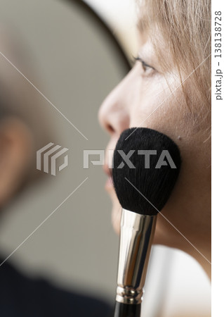 化粧をするシニア女性　メイクアップをするシニア女性 138138728