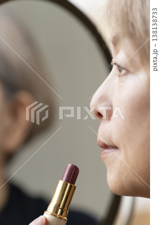 化粧をするシニア女性　メイクアップをするシニア女性 138138733