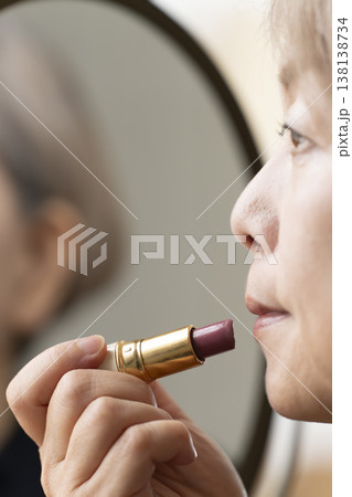 化粧をするシニア女性　メイクアップをするシニア女性 138138734