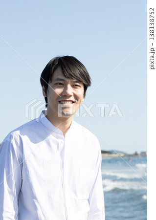 海岸で寛ぐ男性 海岸で寛ぐ男性 138138752