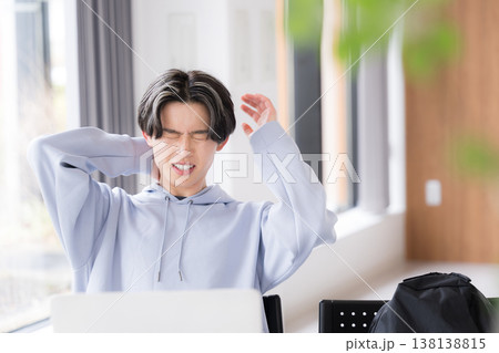 大学のキャンパスや予備校などの授業をうけてわからなくて頭を抱える悩む困る学生のイメージ 大学のキャンパスや予備校などの授業をうけてわからなくて頭を抱える悩む困る学生のイメージ 138138815