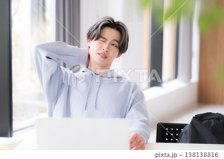 大学のキャンパスや予備校などの授業をうけてわからなくて頭を抱える悩む困る学生のイメージ 大学のキャンパスや予備校などの授業をうけてわからなくて頭を抱える悩む困る学生のイメージ 138138816