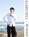 海辺での男性ポートレート 138138870