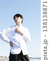海辺での男性ポートレート 138138871