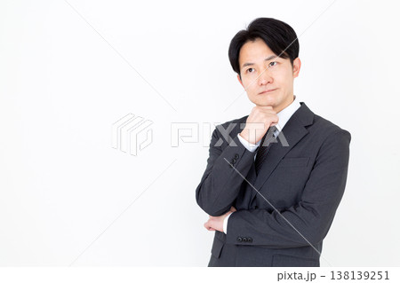 悩むミドル男性ビジネスマン 悩むミドル男性ビジネスマン 138139251
