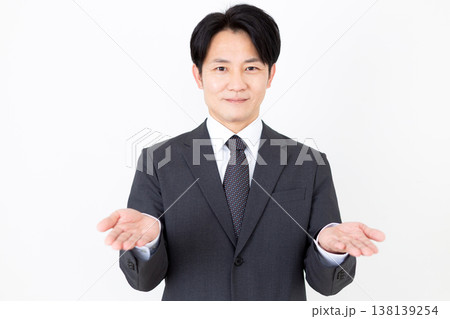 スーツを着たミドル男性ビジネスマン 138139254