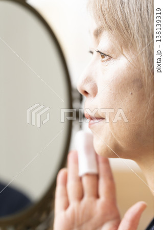 化粧をするシニア女性　メイクアップをするシニア女性 138139319