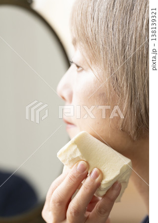 化粧をするシニア女性　メイクアップをするシニア女性 138139321