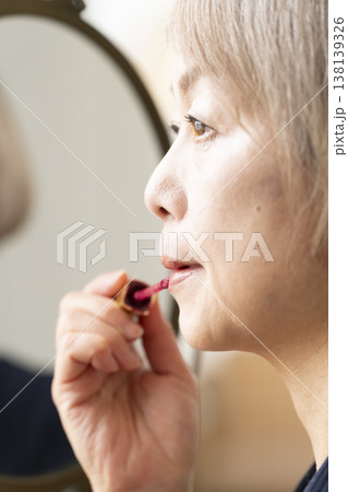 化粧をするシニア女性　メイクアップをするシニア女性 138139326