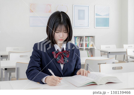 教室で勉強する女子学生 教室で勉強する女子学生 138139466